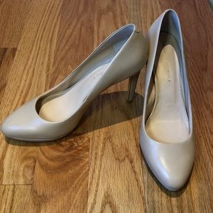 Banana Republic nude leather pumps - size 9